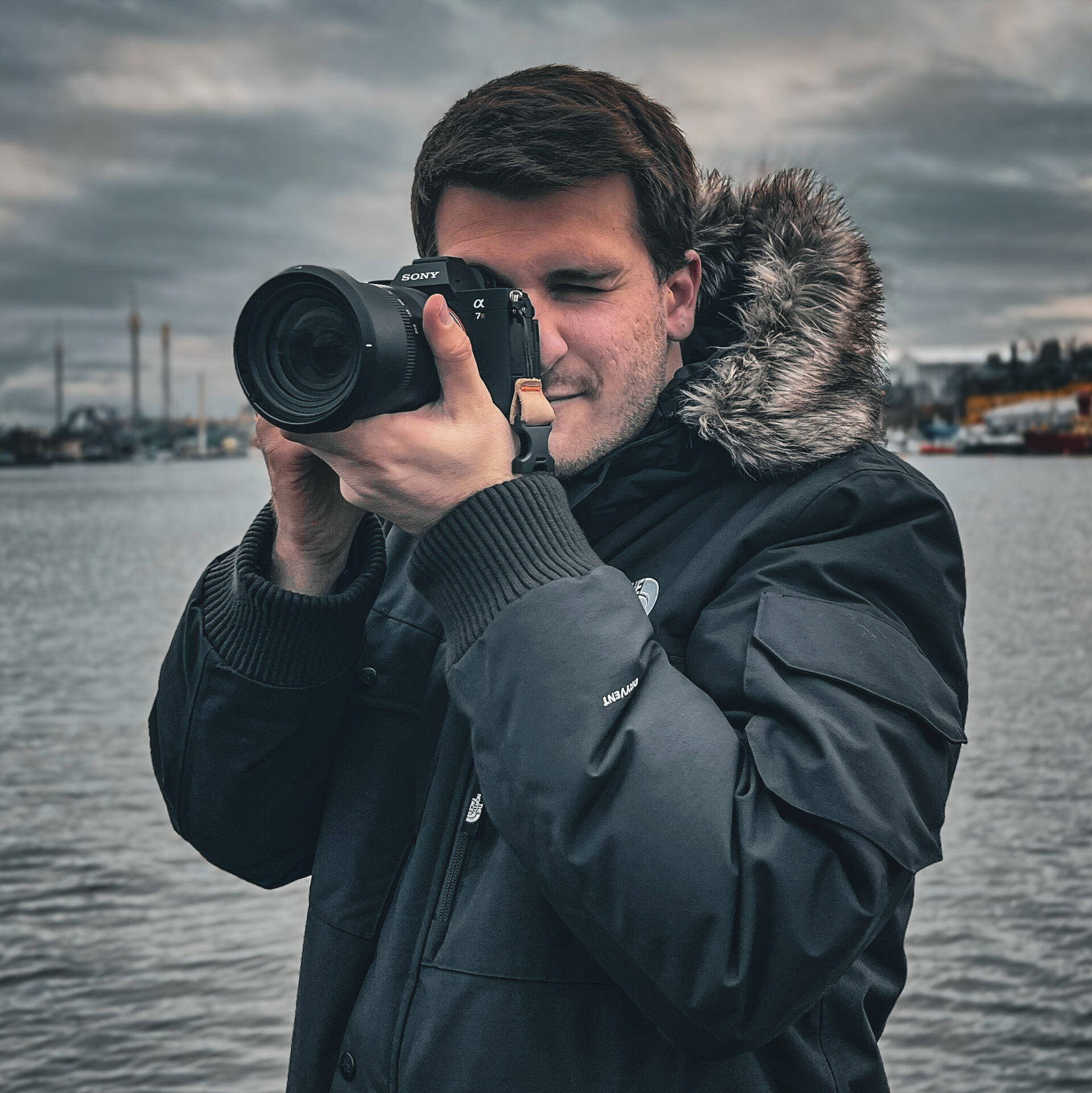 Cyrille-Ardaud-photographe-paris-montrouge-malakoff-boulogne-portrait-paysage-voyageur-radio-journaliste-blogueur-est-en-ouest-scaled-e1733819925799